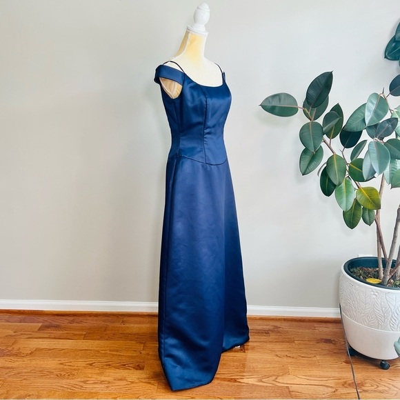 Monique Lhuillier bridesmaids dress - Picture 3 of 7